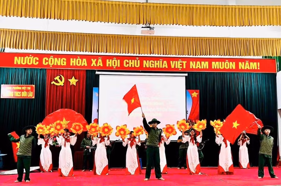 Học sinh trường THCS Dữu Lâu biểu diễn văn nghệ.