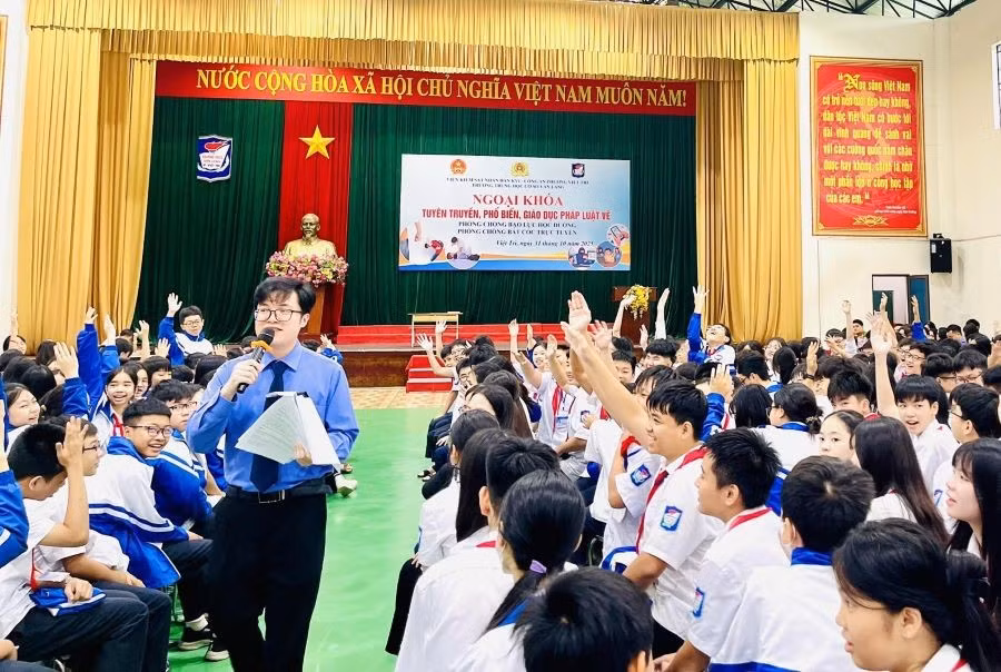 Trường THCS Văn Lang tổ chức tuyên truyền, phổ biến pháp luật về phòng, chống bạo lực học đường và phòng, chống bắt cóc trực tuyến.