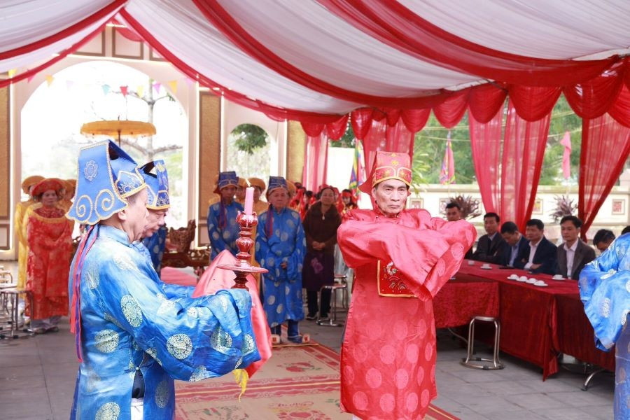 Các cụ cao niên đảm nhiệm vai trò chủ lễ.