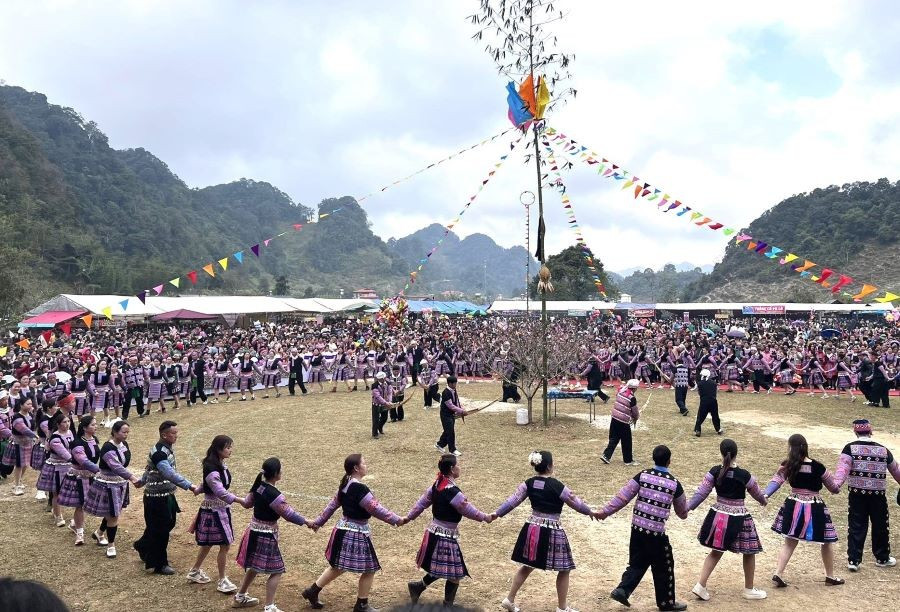 Nghi thức dựng cây nêu - biểu tượng cây thiêng nối trời với đất tại Lễ hội Gầu Tào.