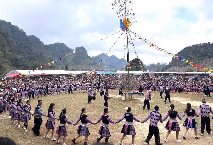 Nghi thức dựng cây nêu - biểu tượng cây thiêng nối trời với đất tại Lễ hội Gầu Tào.