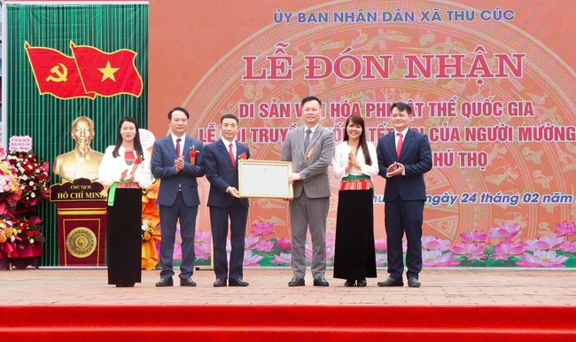 Đại diện Bộ VH, TT&DL trao bằng công nhận Lễ hội Tết Doi là Di sản văn hóa phi vật thể quốc gia (Ảnh: V.L).