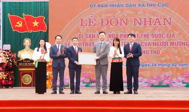 Đại diện Bộ VH, TT&DL trao bằng công nhận Lễ hội Tết Doi là Di sản văn hóa phi vật thể quốc gia (Ảnh: V.L).