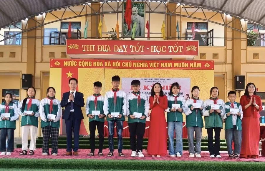 BGH Trường THCS Cao Mại trao thưởng cho HS.