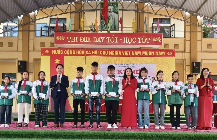 BGH Trường THCS Cao Mại trao thưởng cho HS.