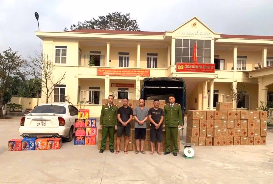 Các đối tượng cùng tang vật vụ án. (Ảnh: Công an tỉnh Phú Thọ).