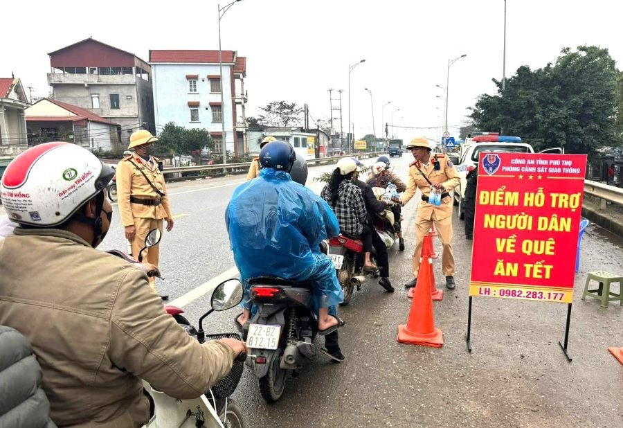 Một điểm hỗ trợ người dân về quê ăn Tết (ảnh Công an tỉnh Phú Thọ).