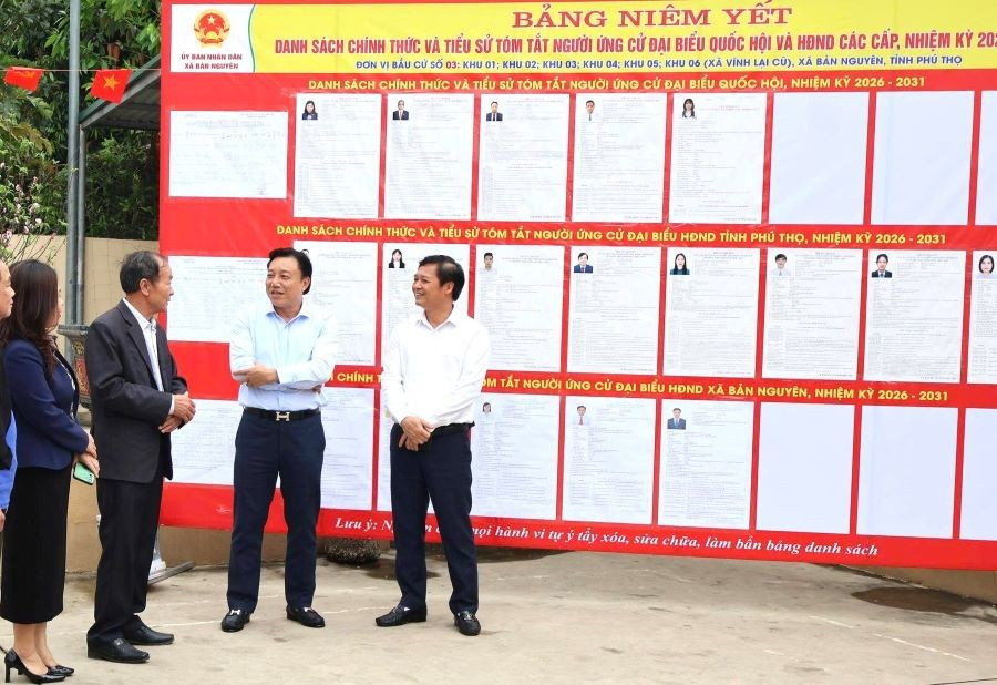 Ông Nguyễn Huy Ngọc, Phó Chủ tịch UBND tỉnh Phú Thọ (thứ 2 từ phải sang) kiểm tra công tác chuẩn bị bầu cử tại xã Bản Nguyên.
