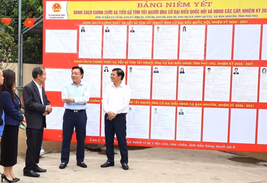 Ông Nguyễn Huy Ngọc, Phó Chủ tịch UBND tỉnh Phú Thọ (thứ 2 từ phải sang) kiểm tra công tác chuẩn bị bầu cử tại xã Bản Nguyên.