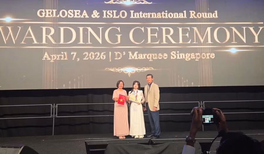 Em Lê Quỳnh Nga (đứng giữa) tại vòng thi (ảnh Trường THPT Hùng Vương).