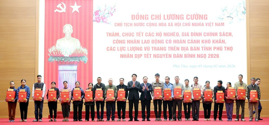 Chủ tịch nước Lương Cường tặng quà các hộ nghèo, gia đình chính sách trên địa bàn tỉnh Phú Thọ.