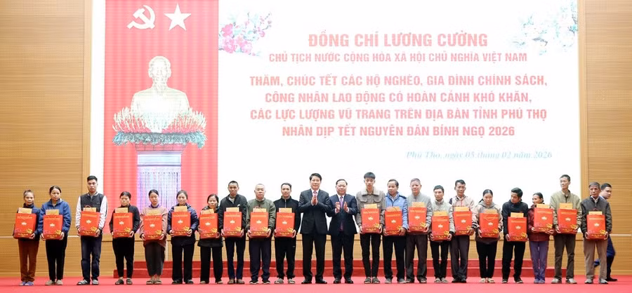 Chủ tịch nước Lương Cường tặng quà các hộ nghèo, gia đình chính sách trên địa bàn tỉnh Phú Thọ.