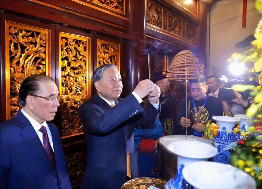 Tổng Bí thư, Chủ tịch nước Tô Lâm dâng hương, hoa, lễ vật tại Thượng cung.