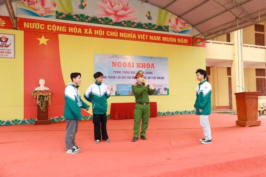 Trường THPT Phong Châu (xã Lâm Thao, tỉnh Phú Thọ) tổ chức ngoại khóa "Phòng chống bạo lực học đường, phòng tránh lừa đảo qua mạng xã hội, bắt cóc online"