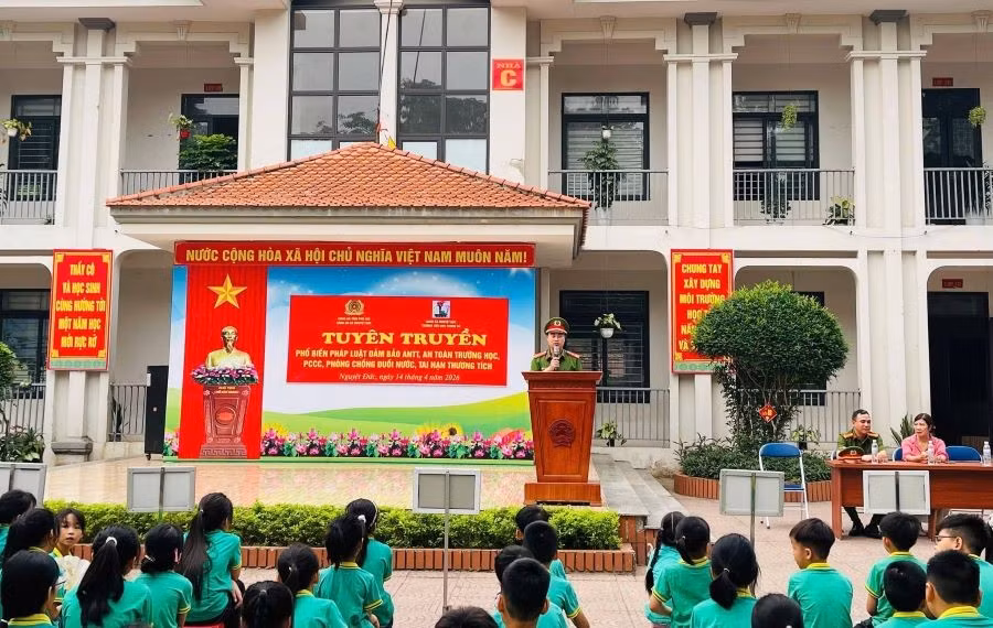 trên 800 học sinh Trường Tiểu học Trung Hà tham gia chương trình.
