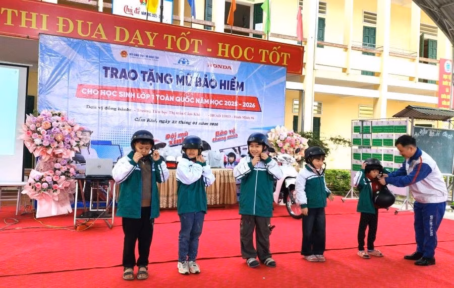 Ngày 22/1/2026, học sinh lớp 1 Trường Tiểu học thị trấn Cẩm Khê (xã Cẩm Khê, Phú Thọ) được trao tặng mũ bảo hiểm.