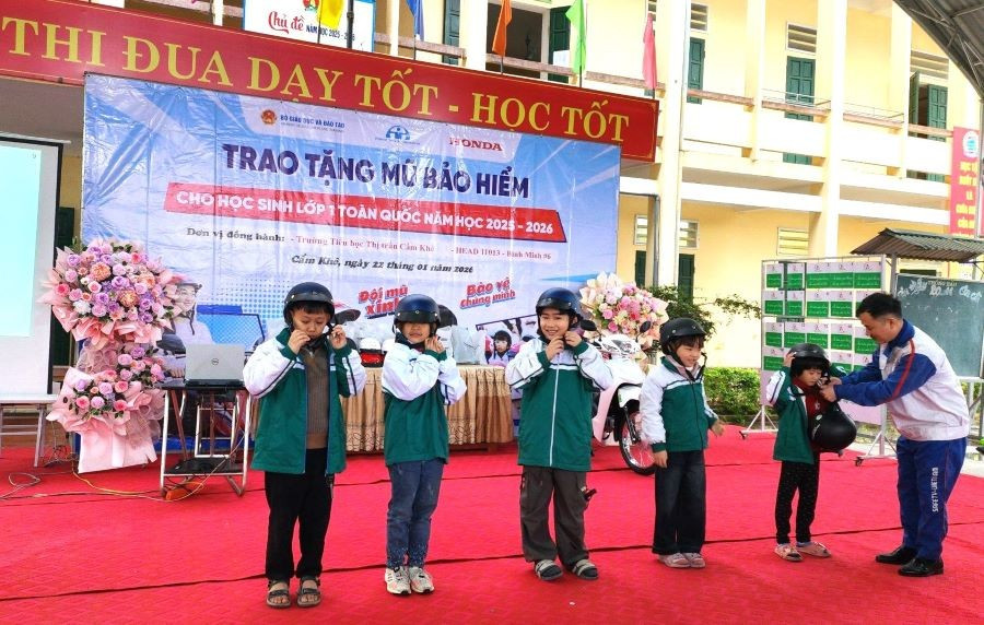 Ngày 22/1/2026, học sinh lớp 1 Trường Tiểu học thị trấn Cẩm Khê (xã Cẩm Khê, Phú Thọ) được trao tặng mũ bảo hiểm.