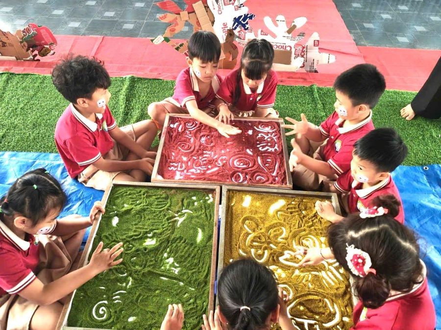 Trẻ thích thú với hoạt động STEAM.