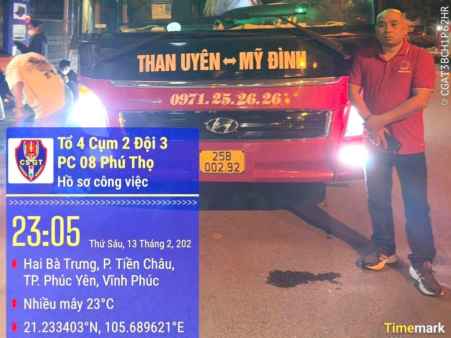 Tổ công tác kiểm tra xe khách biển số 25B-002.92 vi phạm lỗi chở quá số người quy định (ảnh: Công an tỉnh Phú Thọ).