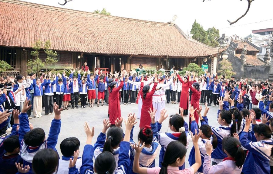 Trường Tiểu học Hùng Lô đã tổ chức cho học sinh toàn trường tham gia chương trình học tập, trải nghiệm thực tế tại Đình cổ Hùng Lô (phường Vân Phú).