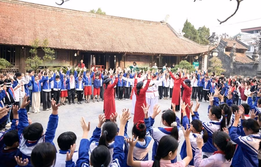 Trường Tiểu học Hùng Lô đã tổ chức cho học sinh toàn trường tham gia chương trình học tập, trải nghiệm thực tế tại Đình cổ Hùng Lô (phường Vân Phú).