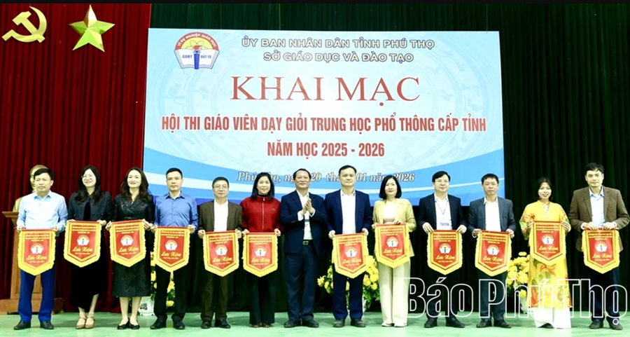 Ông Nguyễn Phú Sơn, Phó Giám đốc Sở GD&ĐT Phú Thọ trao Cờ lưu niệm cho các trường có giáo viên tham gia hội thi (ảnh Báo Phú Thọ).