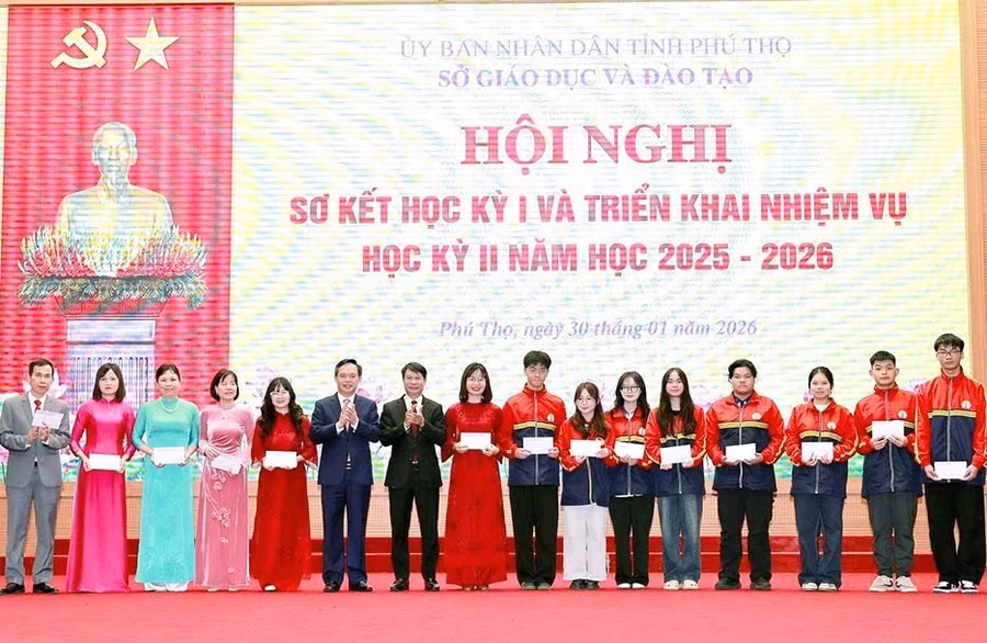 Lãnh đạo tỉnh Phú Thọ trao thưởng cho học sinh đoạt giải Nhất và các giáo viên bồi dưỡng học sinh đoạt giải Nhất Kỳ thi chọn học sinh giỏi quốc gia THPT năm học 2025 - 2026.