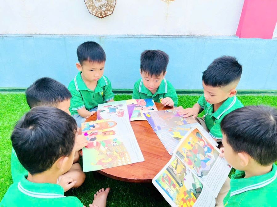 Các bé mẫu giáo 5 tuổi trường Mầm non Cao Xá 1 (xã Bản Nguyên) xem tranh truyện.