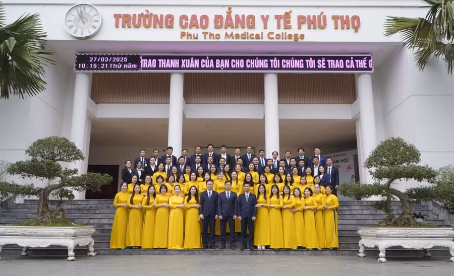 Tập thể cán bộ, giáo viên, nhân viên Trường Cao đẳng Y tế Phú Thọ.