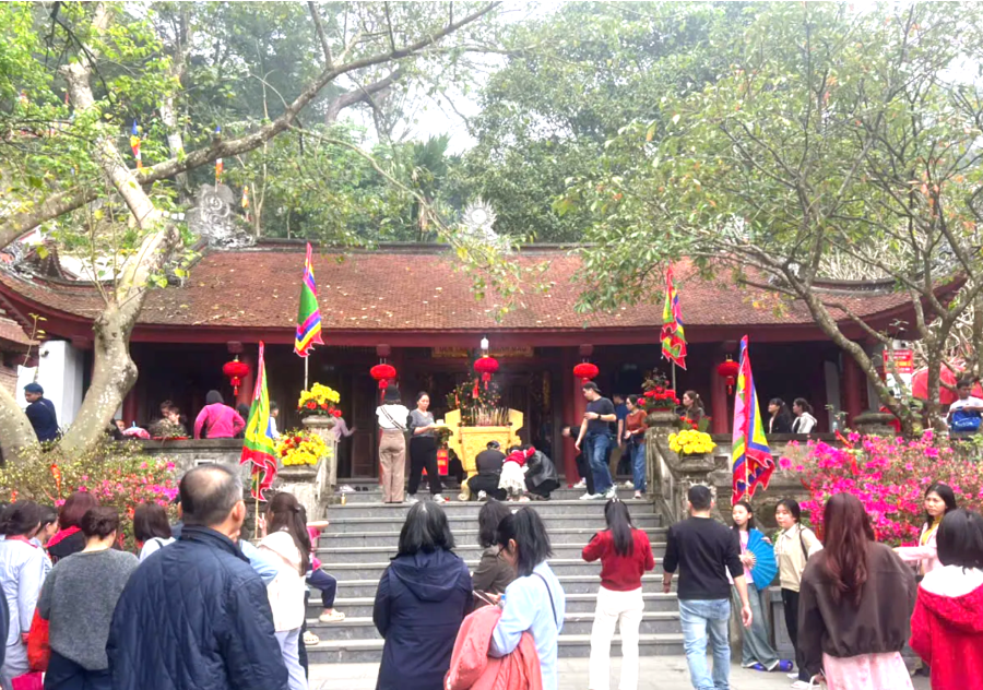 Du khách thập phương về dâng hương, du xuân, cầu bình an (ảnh Lương Giang).