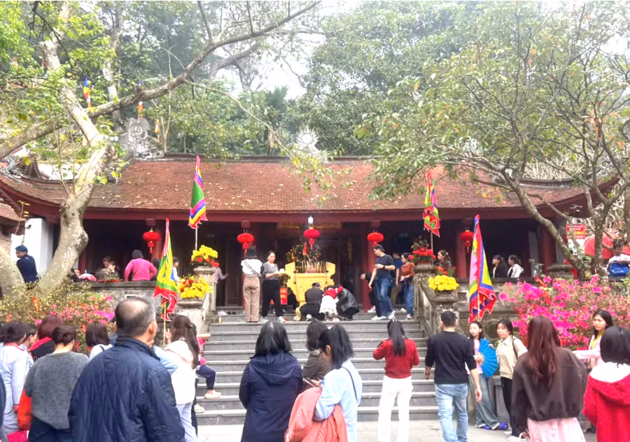 Du khách thập phương về dâng hương, du xuân, cầu bình an (ảnh Lương Giang).