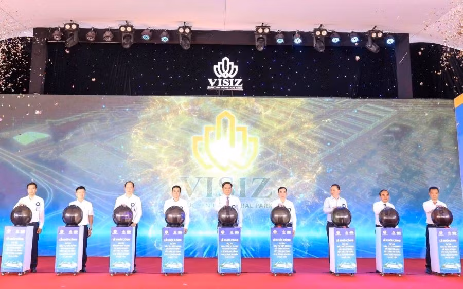 Ông Trần Duy Đông, Chủ tịch UBND tỉnh Phú Thọ cùng các đại biểu ấn nút khởi công dự án (ảnh Phùng Hải).