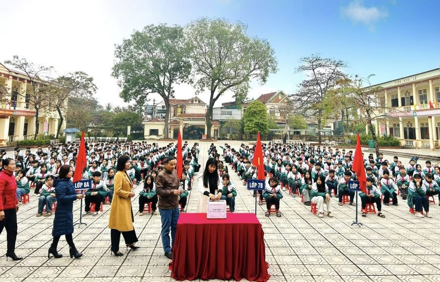 Cán bộ, giáo viên trường THCS Phùng Nguyên 1 ủng hộ.