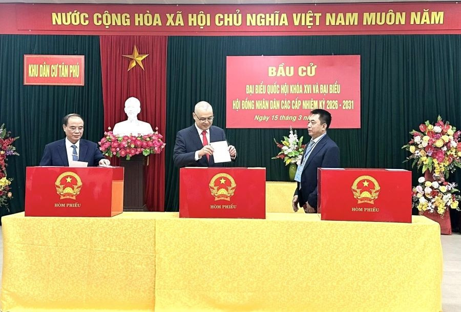 Ông Phạm Đại Dương, Bí thư Tỉnh ủy Phú Thọ bỏ phiếu bầu tại khu vực bỏ phiếu số 18, đơn vị bầu cử số 3, phường Việt Trì. (Ảnh Trường Quân)