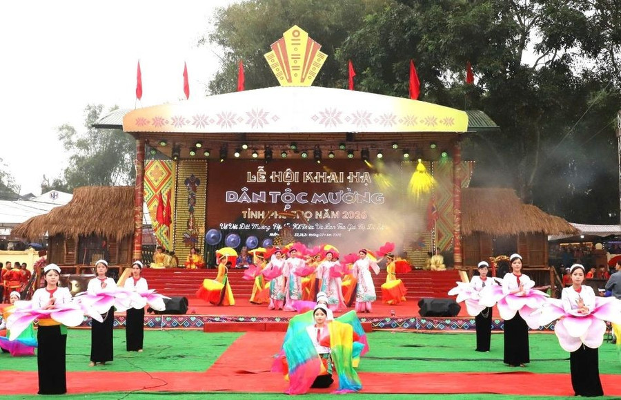 Đây là lễ hội dân gian truyền thống lớn nhất của đồng bào Mường ở tỉnh Phú Thọ.