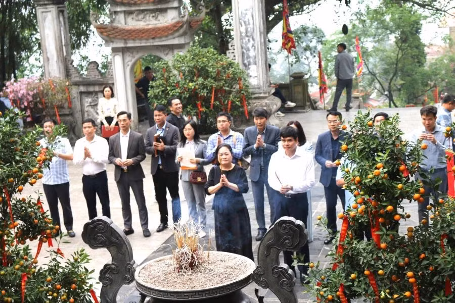 Ông Dương Hoàng Hương - Giám đốc Sở VH, TT&DL tỉnh Phú Thọ cùng đoàn công tác dâng hương tại Khu di tích danh thắng Tây Thiên.