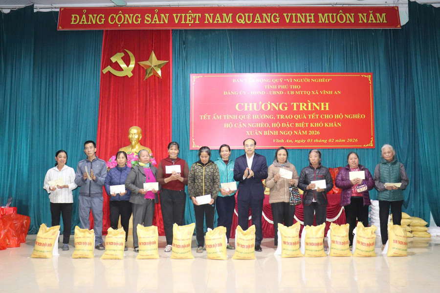 Ông Vi Mạnh Hùng, Giám đốc Báo và PT-TH Phú Thọ tặng quà Tết cho hộ nghèo xã Vĩnh An, tỉnh Phú Thọ.