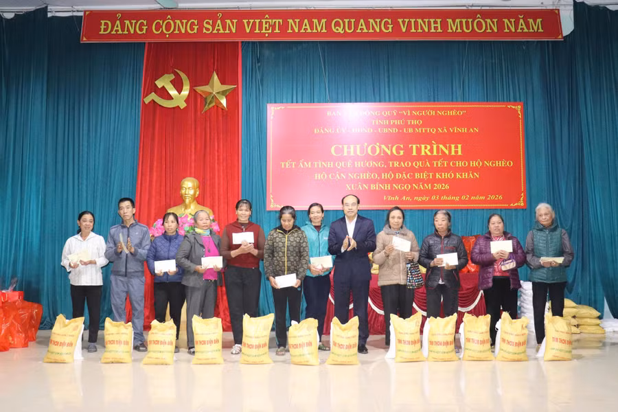 Ông Vi Mạnh Hùng, Giám đốc Báo và PT-TH Phú Thọ tặng quà Tết cho hộ nghèo xã Vĩnh An, tỉnh Phú Thọ.