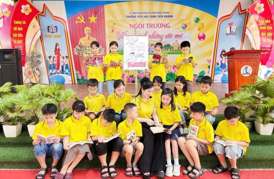 Nhà giáo Ưu tú Trần Thị Ánh Nguyệt - Hiệu trưởng Trường Tiểu học Đinh Tiên Hoàng và các em học sinh.