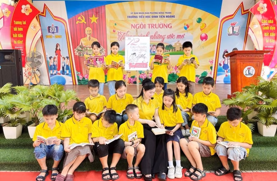 Nhà giáo Ưu tú Trần Thị Ánh Nguyệt - Hiệu trưởng Trường Tiểu học Đinh Tiên Hoàng và các em học sinh.