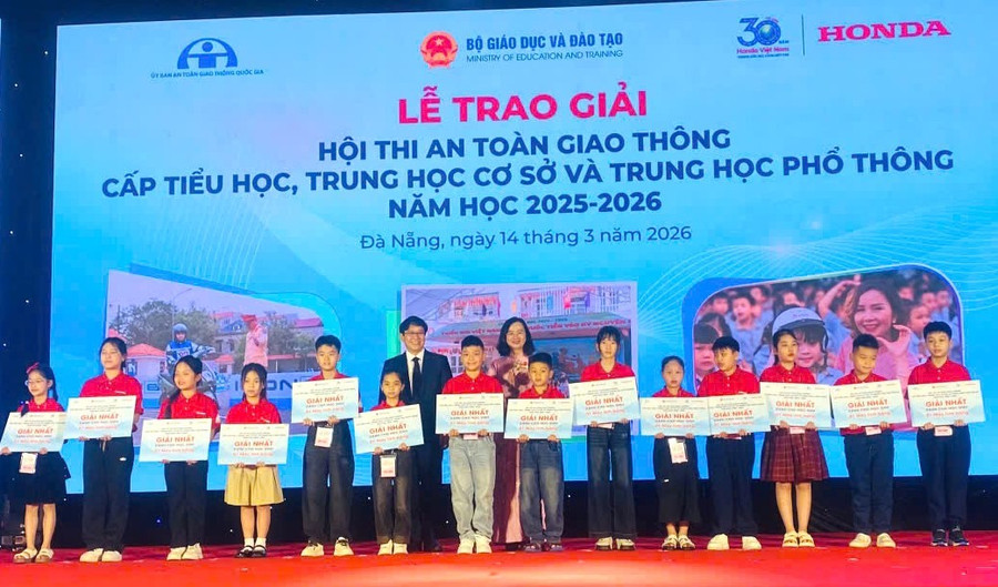 Ban Tổ chức trao giải Nhất cho các em học sinh.