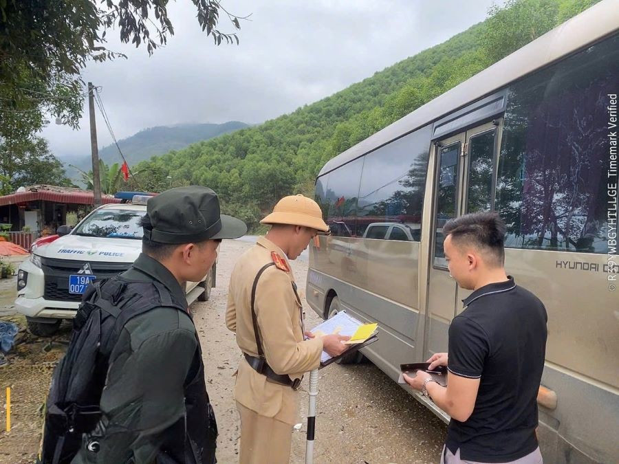 Lực lượng CSGT Công an tỉnh Phú Thọ kiểm tra xe khách. (Ảnh: CAT Phú Thọ)