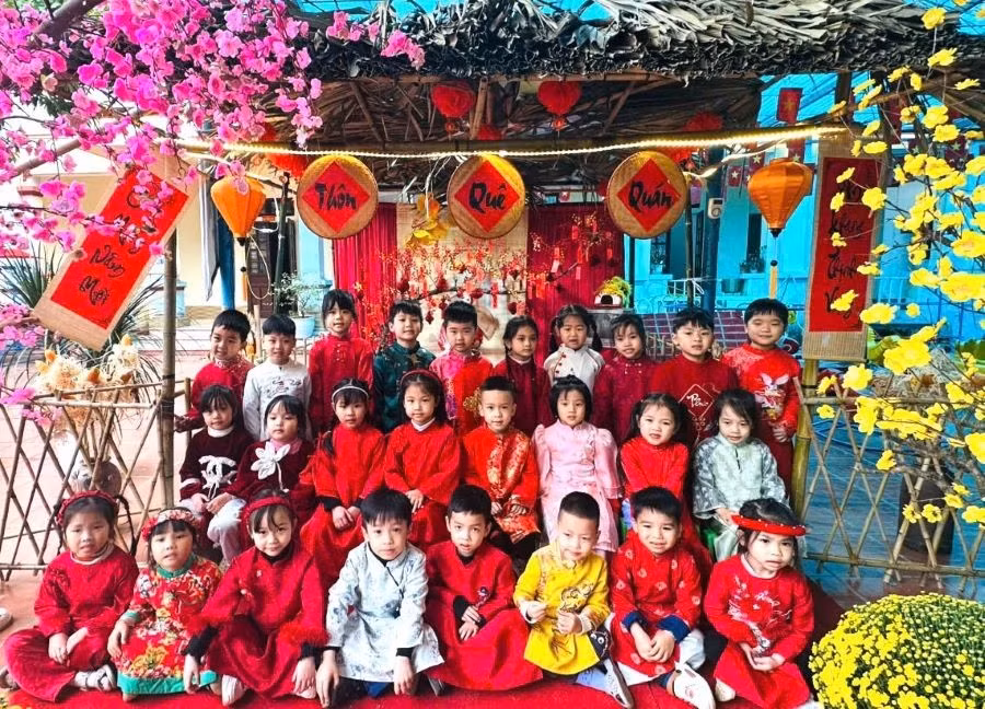 Các bé trường MN Phong Châu tại gian hàng “Thôn quê quán”.