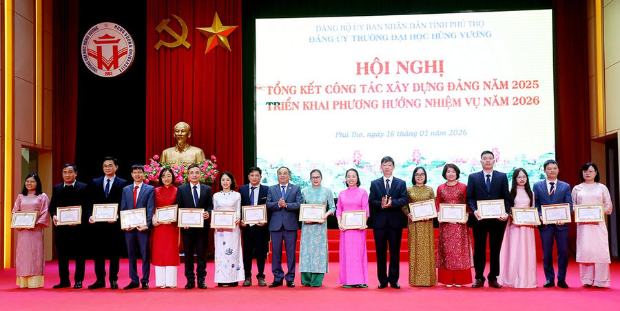 Lãnh đạo Trường Đại học Hùng Vương trao Giấy khen cho các đảng viên hoàn thành xuất sắc nhiệm vụ năm 2025.