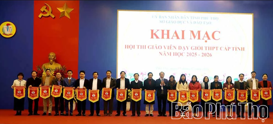 Lãnh đạo Sở GD&ĐT tỉnh Phú Thọ tặng cờ lưu niệm cho các trường có giáo viên tham gia Hội thi (ảnh Báo Phú Thọ).