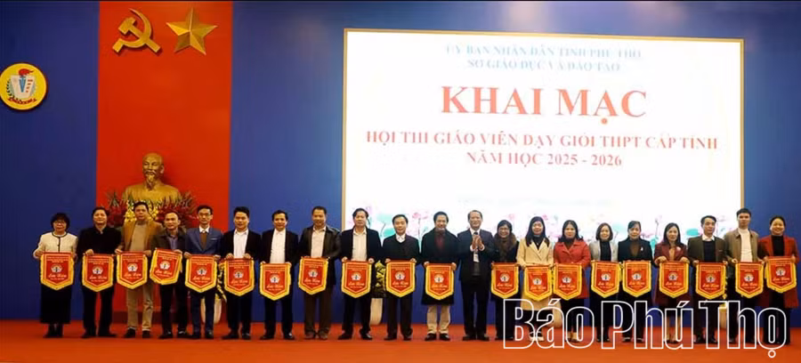Lãnh đạo Sở GD&ĐT tỉnh Phú Thọ tặng cờ lưu niệm cho các trường có giáo viên tham gia Hội thi (ảnh Báo Phú Thọ).