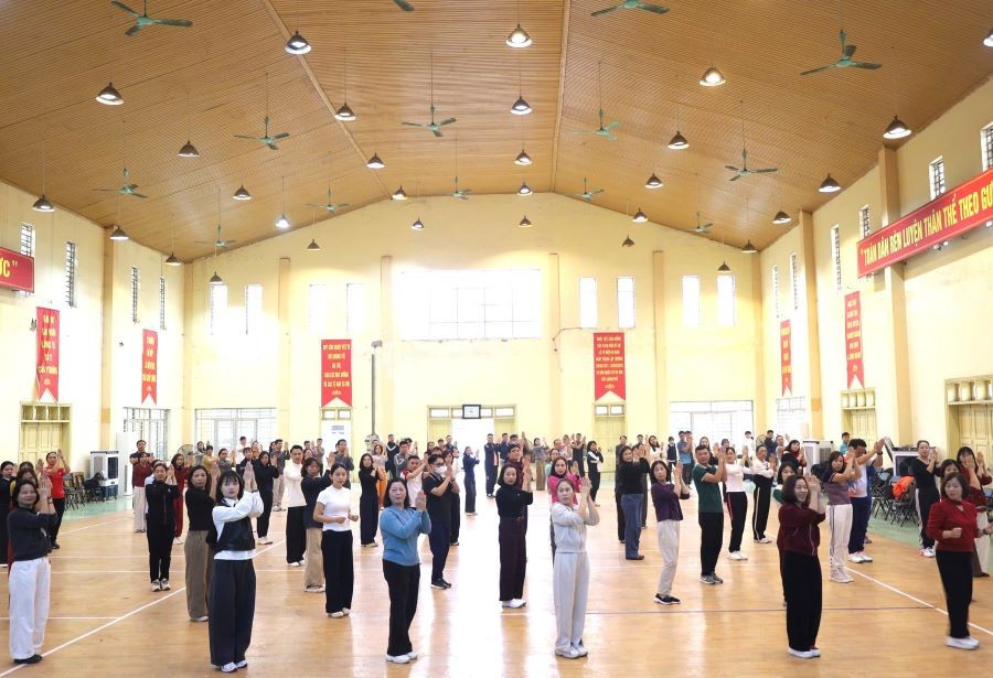 Các học viên tập huấn và triển khai thí điểm bài thể dục buổi sáng, bài thể dục giữa giờ cho học sinh tiểu học.