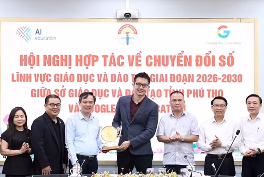 Lãnh đạo Sở GD&ĐT tỉnh Phú Thọ trao quà lưu niệm cho đại diện Google For Education tại Việt Nam (thứ 4 từ phải sang).