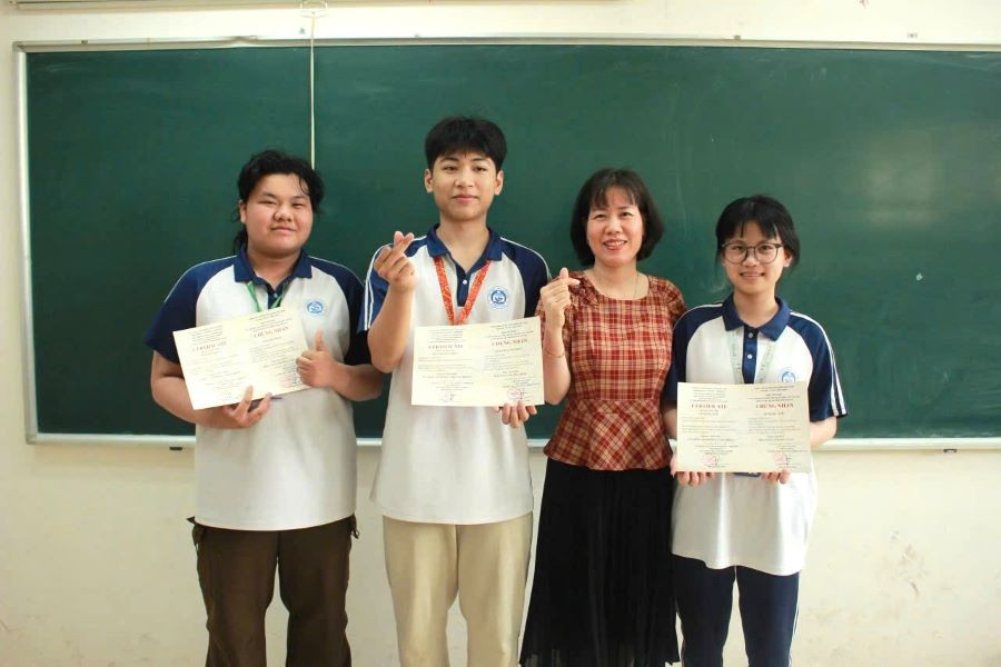 Em Ngô Hà Thủy (Thứ nhất từ trái sang) chụp cùng cô giáo Đặng Thị Hương Quỳnh.