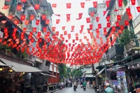 Phố phường trang hoàng rực rỡ, cờ đỏ sao vàng tung bay gắn kết cộng đồng.